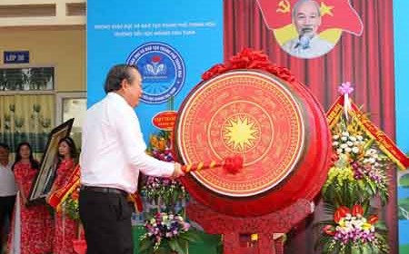 Phó Thủ tướng Thường trực đánh trống khai trường tại Thanh Hóa